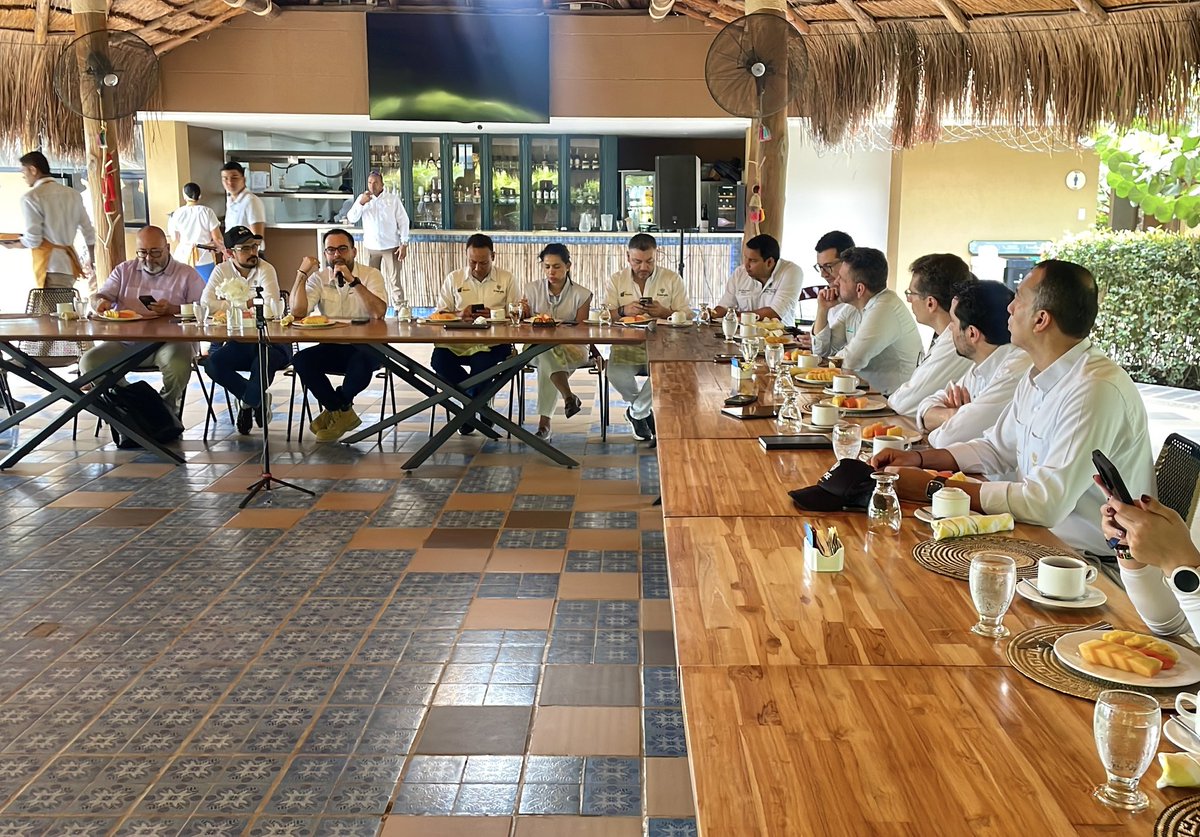 FondoFenoge's tweet photo. 📍 #LaGuajira | Nuestro director del #FENOGE, @brygiraldo, compartió un espacio de diálogo con el ministro de @MinEnergiaCo, @PalmaEdwin, el @IPSEnergiaZNI, y empresas del sector ⚡, para seguir articulando esfuerzos con el Gobierno nacional, reconocer y valorar lo logrado y continuar impulsando proyectos de energías renovables, sostenibles e incluyentes que transformen la vida de los guajiros.