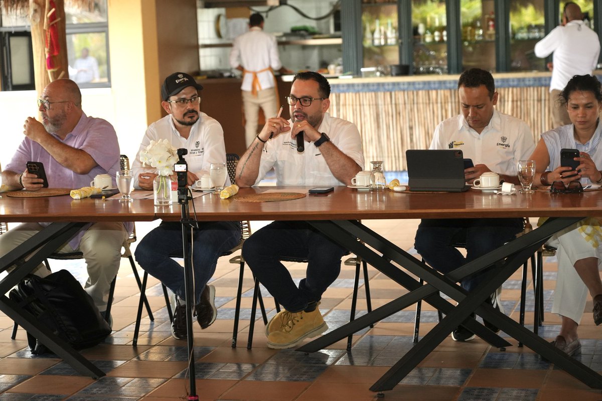 FondoFenoge's tweet photo. 📍 #LaGuajira | Nuestro director del #FENOGE, @brygiraldo, compartió un espacio de diálogo con el ministro de @MinEnergiaCo, @PalmaEdwin, el @IPSEnergiaZNI, y empresas del sector ⚡, para seguir articulando esfuerzos con el Gobierno nacional, reconocer y valorar lo logrado y continuar impulsando proyectos de energías renovables, sostenibles e incluyentes que transformen la vida de los guajiros.