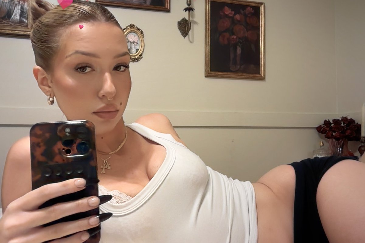 hellsbellessss's tweet photo. Look at me baby, nude version in the comments https://t.co/luvkKQOZzv