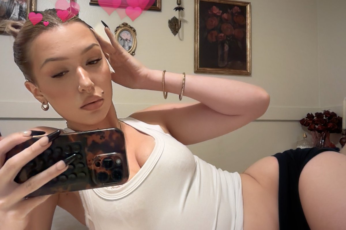 hellsbellessss's tweet photo. Look at me baby, nude version in the comments https://t.co/luvkKQOZzv