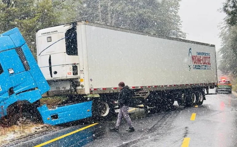 TTILosLagos's tweet photo. Actualización (15:17) Tras despiste de camión y continuidad de procedimiento en lugar (con una pista habilitada a altura del km 105 de Ruta CH-215), tránsito restablecido para vehículos menores y buses en el Paso Cardenal Samoré hasta las 18:00 horas.

Precaución, precipitaciones de agua nieve en zona limítrofe. #Puyehue #Osorno #PuertoMontt