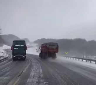 TTILosLagos's tweet photo. Actualización (15:17) Tras despiste de camión y continuidad de procedimiento en lugar (con una pista habilitada a altura del km 105 de Ruta CH-215), tránsito restablecido para vehículos menores y buses en el Paso Cardenal Samoré hasta las 18:00 horas.

Precaución, precipitaciones de agua nieve en zona limítrofe. #Puyehue #Osorno #PuertoMontt