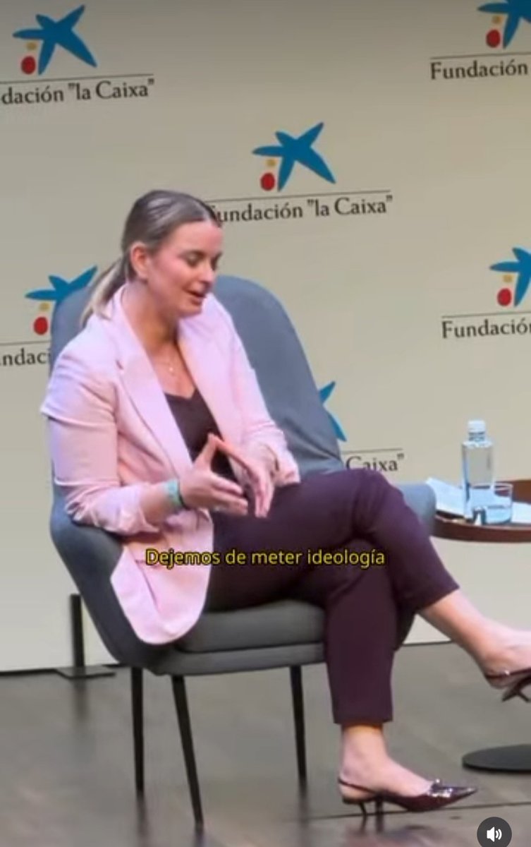 CarmeGomila's tweet photo. A Balears tenim pisos buits en mans de bancs mentre el preu del lloguer expulsa la gent dels seus pobles. I la presidenta del Govern demana “desideologitzar” el debat sobre l'habitatge amb el logo de La Caixa de fons. 

Només falta que Blackstone moderi el debat. https://t.co/Malo9rk4eO