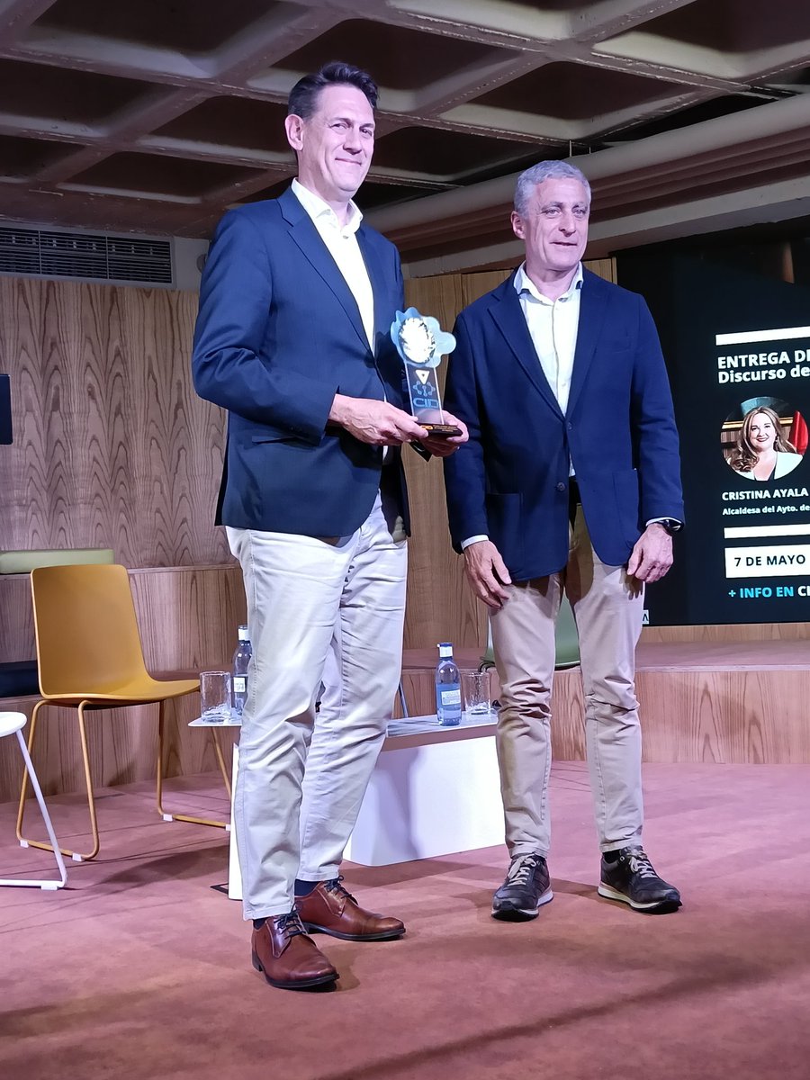 Aytoburgos's tweet photo. En la clausura del #CIDBurgos la alcaldesa ha celebrado el talento y la innovación gracias a iniciativas como las de GDG Burgos y Caja de Burgos. Enhorabuena a los premiados, especialmente a Aguas de Burgos, ejemplo de cómo la innovación digital mejora nuestros servicios públicos https://t.co/HhYjjZLATl