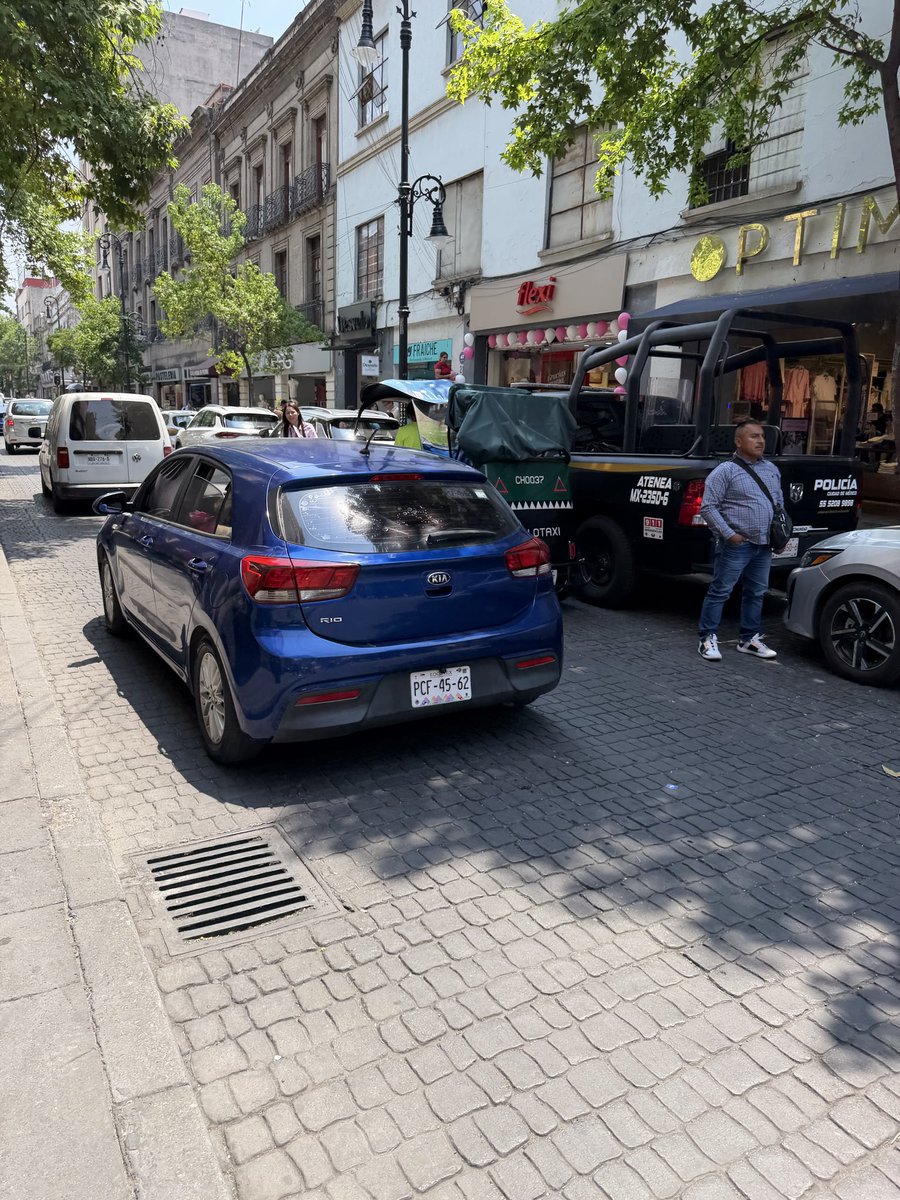 ideasesp's tweet photo. @UCS_GCDMX @SSC_CDMX @OVIALCDMX   Parece un estacionamiento la calle 5 de febrero entre republica de Uruguay y mesones .
Eso es liberar espacios https://t.co/whfiMSZnGH