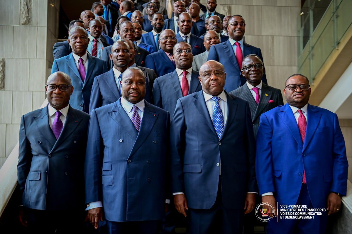 TransportsRDC's tweet photo. Ce jeudi 7 mai 2026 à Kinshasa, une étape importante a été franchie dans la mise en œuvre du projet de construction du pont route-rail sur le fleuve Congo entre les villes de Kinshasa et de Brazzaville.

Le Vice-Premier ministre, ministre des Transports, Voies de Communication et Désenclavement, Jean-Pierre Bemba, représentant la Première ministre, Judith Suminwa Tuluka, a pris part à la cérémonie de signature de l’accord bilatéral fixant le régime privilégié fiscal, douanier et des recettes non fiscales dudit projet. 

Cet accord, signé en présence de plusieurs membres du gouvernement de la République démocratique du Congo, ainsi que d’une délégation de la République du Congo conduite par M. Jean-Jacques Bouya, Ministre de l’Aménagement du territoire et des Grands Travaux, s’inscrit dans la dynamique portée par les chefs d’État Félix-Antoine Tshisekedi Tshilombo et Denis Sassou-Nguesso.
Il met fin aux risques de la double imposition et harmonise les procédures tarifaires applicables aux marchandises en transit ainsi qu’aux futures recettes de péage.

Ce projet structurant entre désormais dans sa phase d’opérationnalisation.