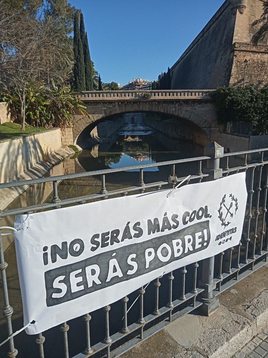 _identitas's tweet photo. 📸 Febrero de 2023, iniciamos la campaña “No serás más ‘cool’, serás pobre”

👉🏻 Desde hace décadas, los medios de comunicación hegemónicos contribuyen a blanquear situaciones de precariedad y pobreza frivolizando con las mismas usando una neolengua orweliana. https://t.co/wUoETMubGI