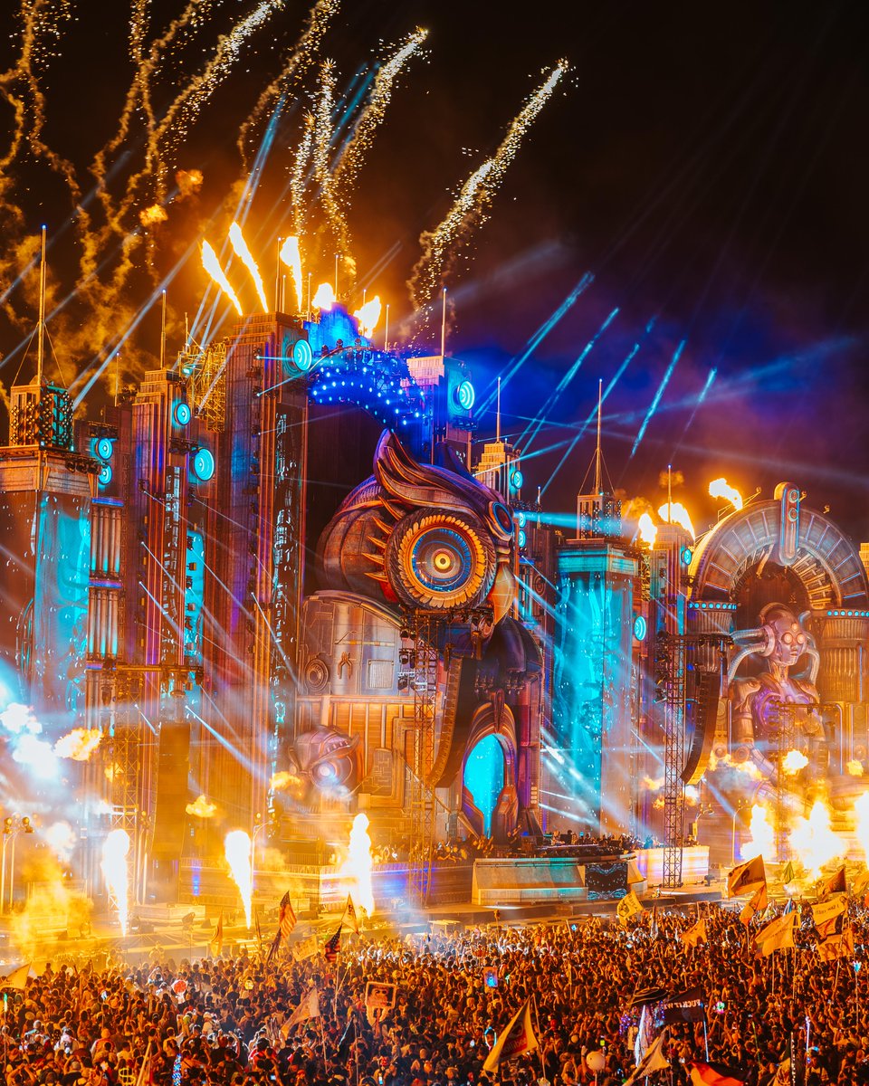 EDC_LasVegas's tweet photo. OGs - where do you spend the most time Under the Electric Sky?

💫 fav stage
🏃‍♂️ fav sidequest
😳 fav view https://t.co/twHJV0Kr2X