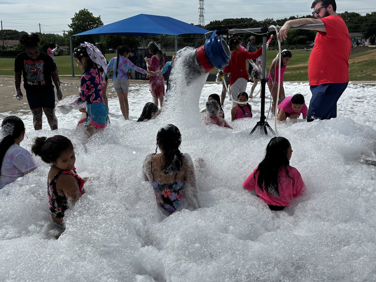 JODavisES1's tweet photo. Today was our MOY MAP Growth celebration! 🎉 Students celebrated with gaming trucks 🎮 and a bubble party! 🫧 #JODsquad https://t.co/zZTu2fBzoU