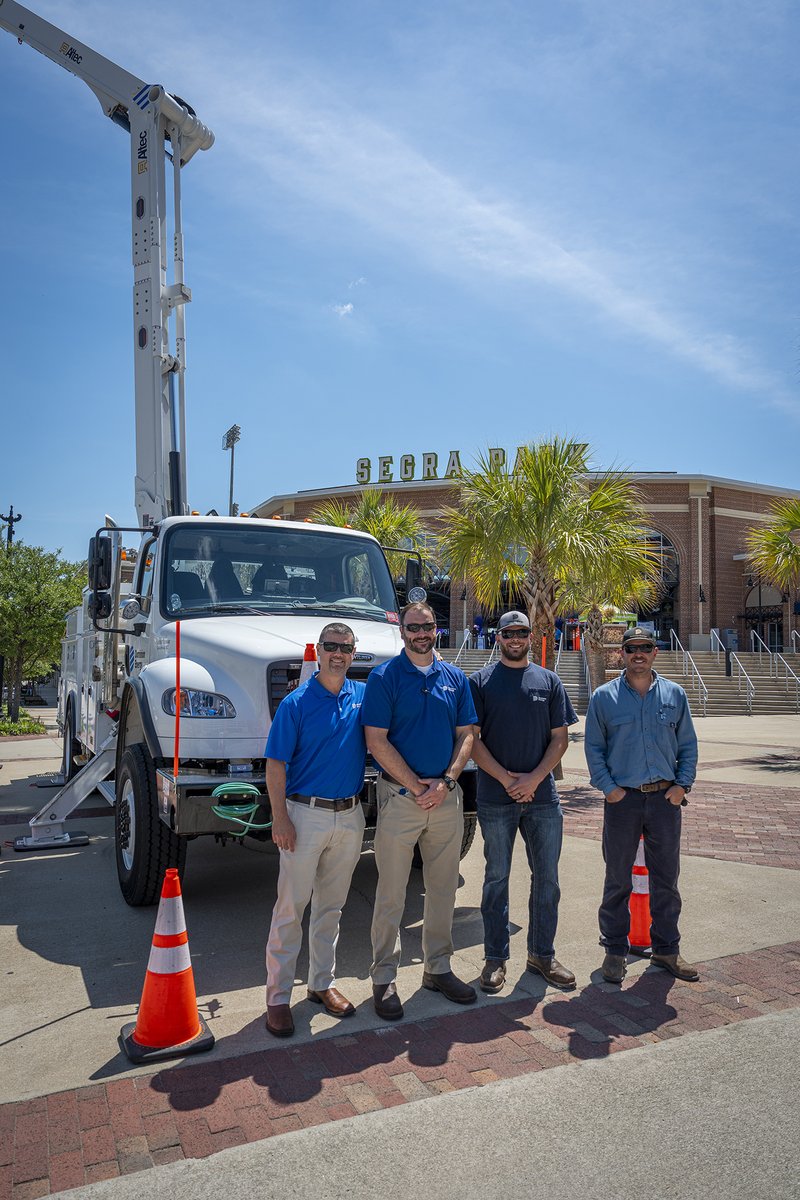 AshleyDomEnergy's tweet photo. Community impact begins with partnership! @domenergysc was proud to support @CCCFtweets and local nonprofits during this year's record-breaking #MidlandsGives! The Dominion Energy Power Prizes awarded 13 nonprofits $1,000 across 10 categories.💙🤍💙🤍 https://t.co/PC4Nq19uMa