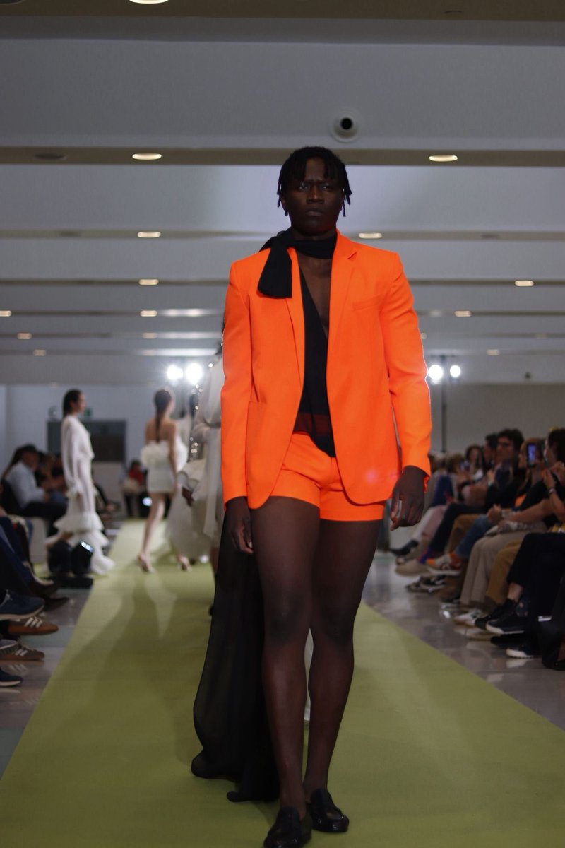 pasarelagon's tweet photo. 𝐕𝐈𝐆𝐔𝐑𝐈 𝐇𝐀𝐑𝐎

📱@viguriharo

Edén es su primera colección nupcial, que traslada su experiencia a una propuesta completa y contemporánea, apostando por diversidad, combinando siluetas fluidas y volúmenes y explorando el contraste entre lo etéreo y lo arquitectónico. https://t.co/FttQ7N8p4M