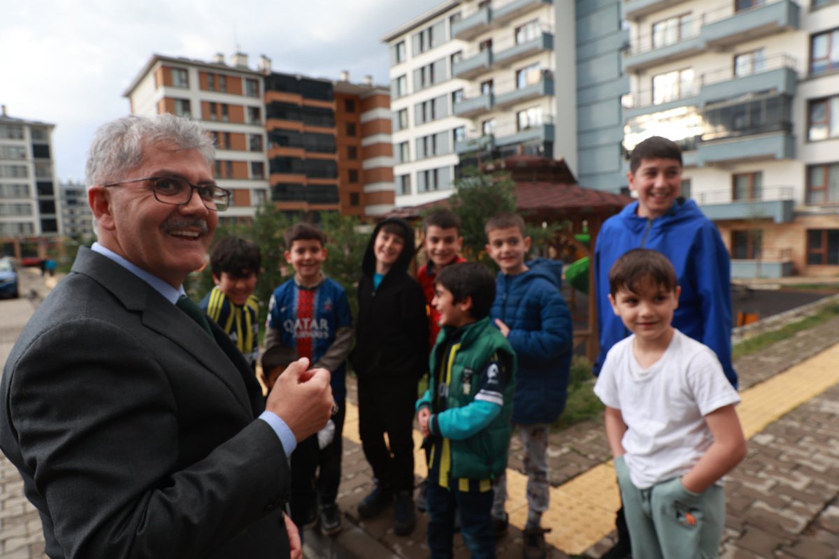 mikailkovalar's tweet photo. Son yıllarda Bingöl’e atanan valiler konusunda gerçekten şanslı olduğumuzu düşünüyorum.

Ocak ayında Bingöl Valiliği görevine atanan Sayın Cahit Çelik, göreve başladığı ilk günden itibaren toplumun her kesimine samimi bir şekilde dokunmayı başarıyor.

Mütevazı kişiliği, güler yüzü ve vatandaşlarla kurduğu içten iletişim sayesinde tanıştığı herkesin takdirini ve sempatisini kazanıyor.

Görev yaptığı makamın sorumluluğunu bilen, kamu malını koruyan ve emanete sahip çıkan yöneticilerin sayısının artmasını temenni ediyor, Sayın Valimize çalışmalarında başarılar diliyorum. @celikcahit