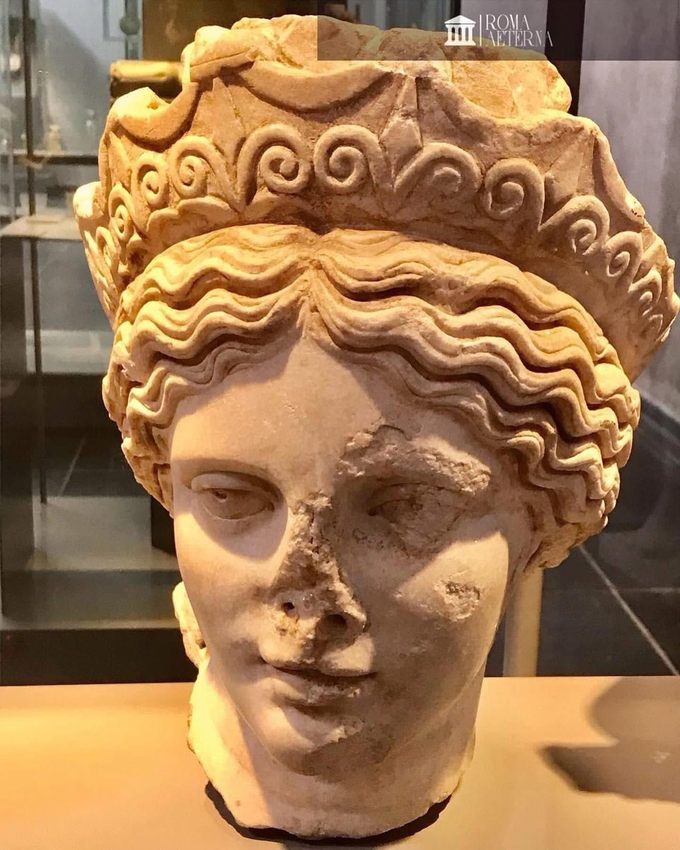 Tête de la déesse Bona Fortuna en marbre (IIe - IIIe s.). Elle est exposée au musée royal de Mariemont en Belgique.