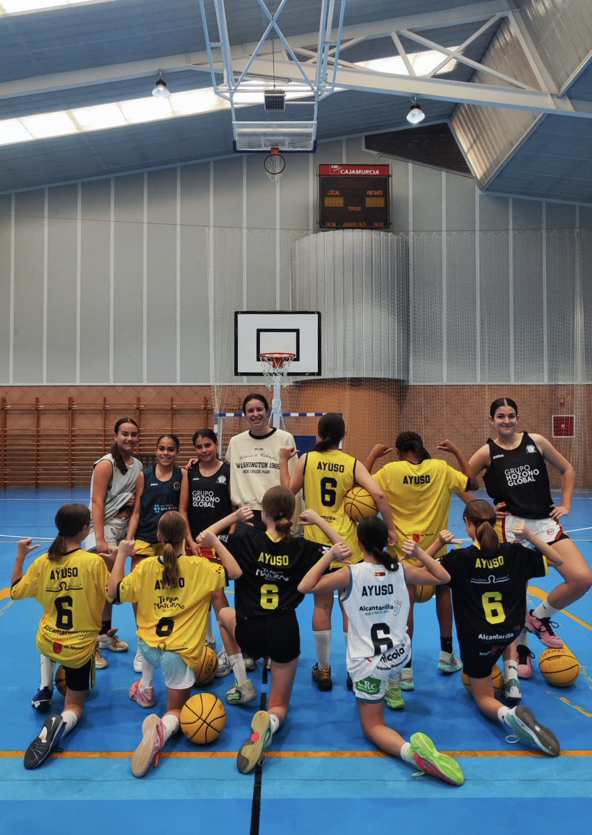 CBJairis's tweet photo. Nuestra @ainaayus se ha pasado por sorpresa por el entrenamiento del Mini Clínica San Basilio y les ha regalado su ropa de la temporada 🥹💛 https://t.co/0gxTeY8ef1