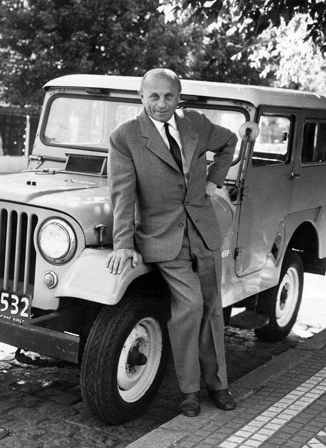 El inventor húngaro radicado en Buenos Aires, Ladislao Biro, creador del bolígrafo conocido popularmente como "birome", posa en 1960 junto a un "Jeep" en la vereda de su casa del barrio de Colegiales.

Solo en Argentina se dice birome al bolígrafo.El nombre viene de Biró