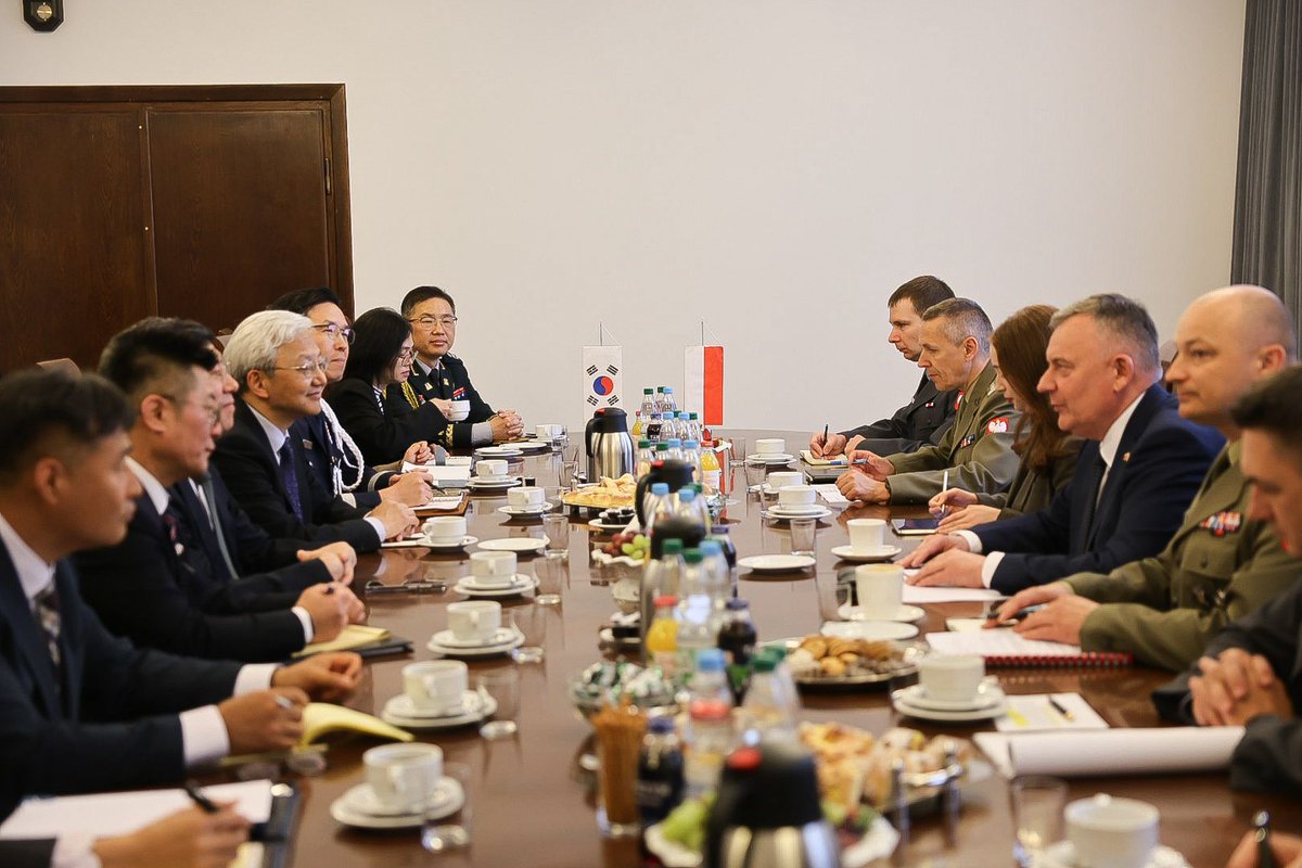 pawelbejda's tweet photo. W @MON_GOV_PL przyjąłem delegację z Korei Południowej 🇰🇷 na czele z wiceministrem DAPA - p. Chung Jae-Joon. Rozmawialiśmy o współpracy zbrojeniowej Polski i Korei oraz dalszej modernizacji Sił Zbrojnych.
Silna armia to bezpieczeństwo Polski 🇵🇱

@AgencjaUzbr @Defence24pl @WarNewsPL1 @Polska_Zbrojna @PortalObronny