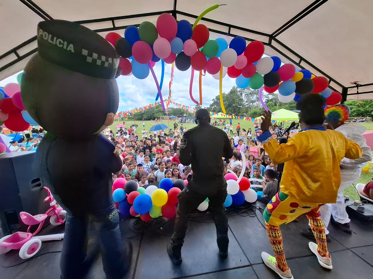 No solo jugamos… construimos confianza 💚En medio de actividades lúdicas, baile, recreación y mucha energía, fortalecimos la unión con la comunidad en el #Guaviare, llevando mensajes que cuidan y protegen a nuestras niñas, niños y adolescentes👏👮.
#JuntosPorLaNiñez