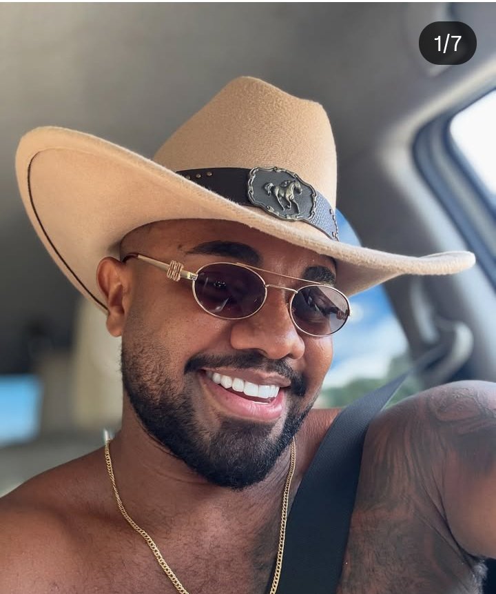livi_nha02's tweet photo. Os haters ficam revoltados porque Davi nunca deixou a negatividade apagar o sorriso dele. Enquanto muitos queriam ver ele abatido, ele segue forte, feliz e vivendo a vida sem ligar pra opinião alheia. Isso incomoda muita gente @davibritobr https://t.co/qZtcl7jQ7O