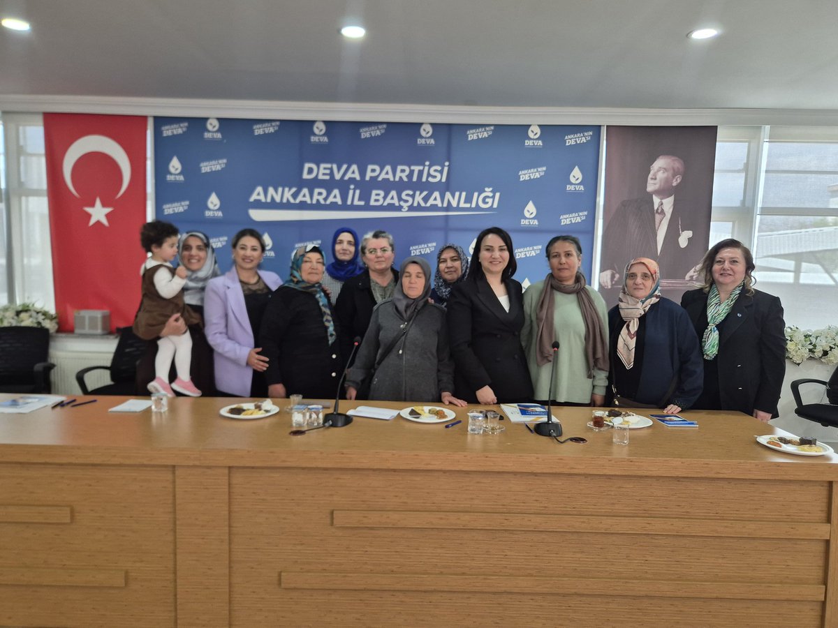 ZKaleli85's tweet photo. Deva Partisi Ankara İl Kadin Çalışmaları Başkanlığımız tarafından düzenlenen Anneler Günü öncesinde yaşadıkları sorunları dile getirmek seslerini daha geniş kitlelere duyurmak icin mağdur Annelerle biraraya geldik. https://t.co/icb6o8Ek4x