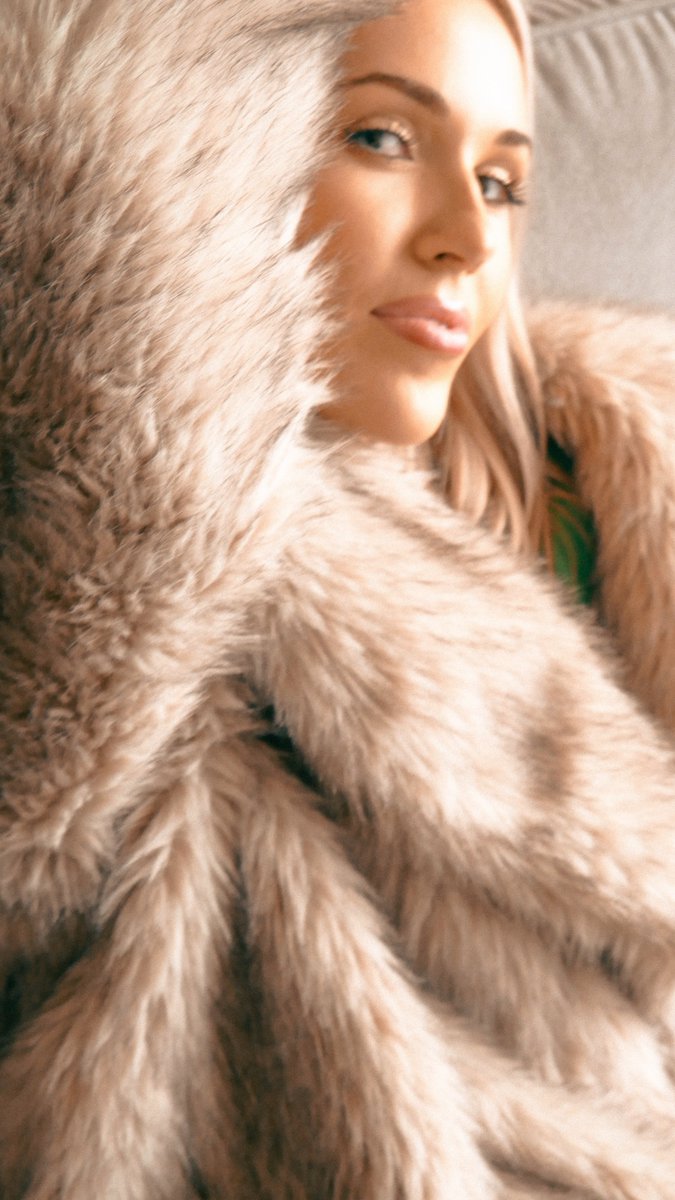 sheislucinda's tweet photo. hi, i'm lucy, and here are a few things about me: 

1: full name: lucinda
2: i'm an aussie girl in an la world
3: i hope he’s listening to ‘the reckoning’ https://t.co/wtWwNMr7zD