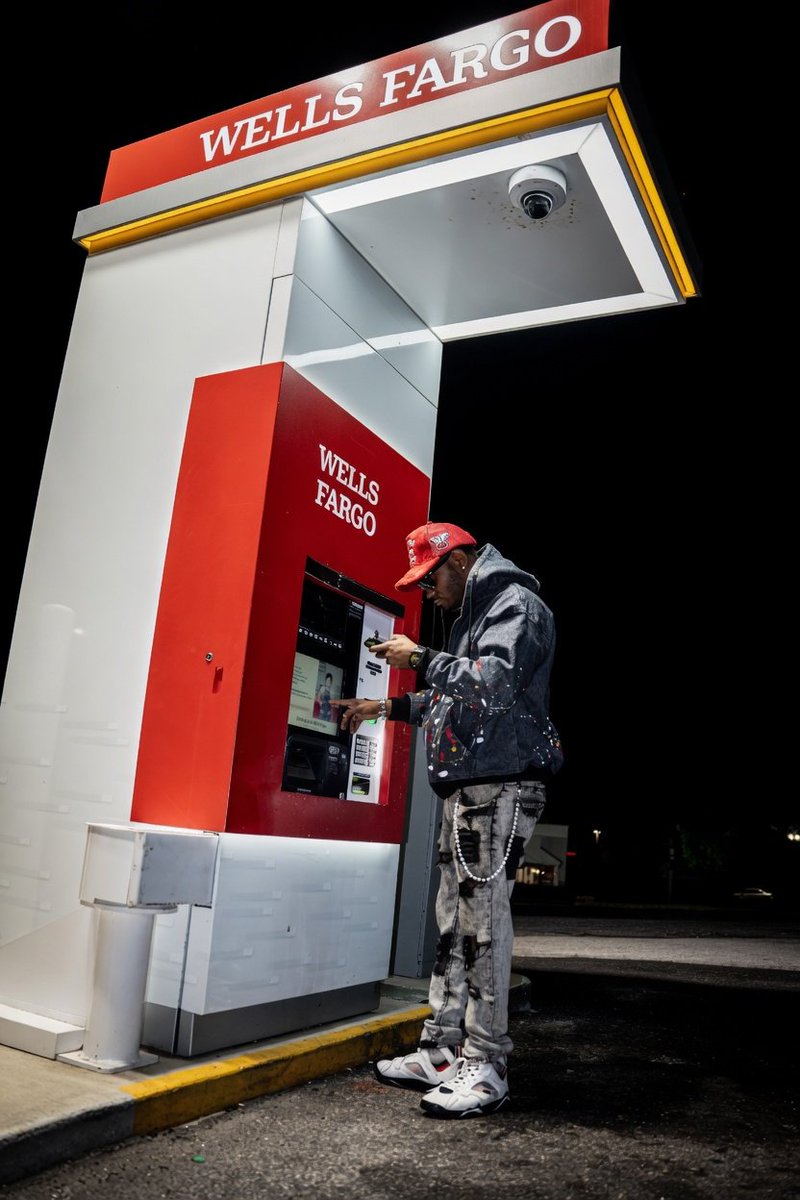 MilllkEveryDrop's tweet photo. Left my feelings at home and went to the Bank 🏦 https://t.co/CkCJVwGezo