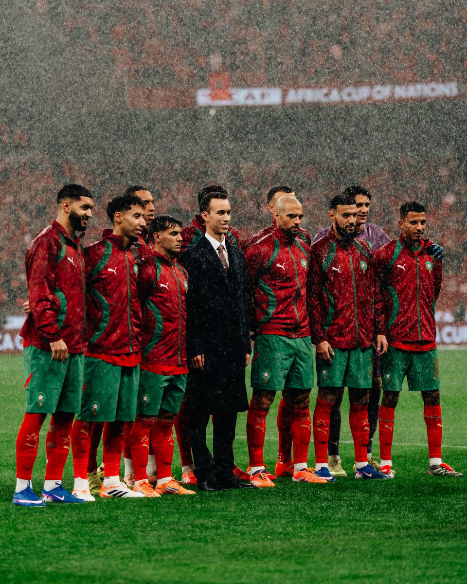 Izemanass's tweet photo. 🇲🇦 | 𝗦𝗼𝗻 𝗔𝗹𝘁𝗲𝘀𝘀𝗲 𝗥𝗼𝘆𝗮𝗹𝗲 𝗹𝗲 𝗣𝗿𝗶𝗻𝗰𝗲 𝗵𝗲́𝗿𝗶𝘁𝗶𝗲𝗿 𝗠𝗼𝘂𝗹𝗮𝘆 𝗘𝗹 𝗛𝗮𝘀𝘀𝗮𝗻 𝗾𝘂𝗲 𝗗𝗶𝗲𝘂 𝗹𝗲 𝗽𝗿𝗼𝘁𝗲̀𝗴𝗲 𝗳𝗲̂𝘁𝗲𝗿𝗮 𝘀𝗼𝗻 𝗹𝗲 𝟮𝟯𝗲̀𝗺𝗲 𝗮𝗻𝗻𝗶𝘃𝗲𝗿𝘀𝗮𝗶𝗿𝗲, 𝗰𝗲 𝘃𝗲𝗻𝗱𝗿𝗲𝗱𝗶 𝟴 𝗺𝗮𝗶.

𝗟𝗲 𝗽𝗲𝘂𝗽𝗹𝗲 𝗺𝗮𝗿𝗼𝗰𝗮𝗶𝗻 𝗻𝗲 𝘀𝗲𝗿𝗮𝗶𝘁 𝗾𝘂’𝗮𝗴𝗿𝗲́𝗮𝗯𝗹𝗲𝗺𝗲𝗻𝘁 𝗷𝗼𝘆𝗲𝘂𝘅 𝗱𝗲 𝗰𝗲́𝗹𝗲́𝗯𝗿𝗲𝗿, 𝗱𝗮𝗻𝘀 𝗹𝗮 𝗹𝗶𝗲𝘀𝘀𝗲 𝗲𝘁 𝗹’𝗮𝗹𝗹𝗲́𝗴𝗿𝗲𝘀𝘀𝗲, 𝗰𝗲 𝗴𝗹𝗼𝗿𝗶𝗲𝘂𝘅 𝗮𝗻𝗻𝗶𝘃𝗲𝗿𝘀𝗮𝗶𝗿𝗲. 𝗨𝗻𝗲 𝗼𝗰𝗰𝗮𝘀𝗶𝗼𝗻 𝗱𝗲 𝗿𝗲́𝗶𝘁𝗲́𝗿𝗲𝗿 𝗹'𝗮𝘁𝘁𝗮𝗰𝗵𝗲𝗺𝗲𝗻𝘁 𝗶𝗻𝗱𝗲́𝗳𝗲𝗰𝘁𝗶𝗯𝗹𝗲 𝗱𝗲𝘀 𝗠𝗮𝗿𝗼𝗰𝗮𝗶𝗻𝘀 𝗮𝘂 𝗚𝗹𝗼𝗿𝗶𝗲𝘂𝘅 𝗧𝗿𝗼̂𝗻𝗲 𝗔𝗹𝗮𝗼𝘂𝗶𝘁𝗲.