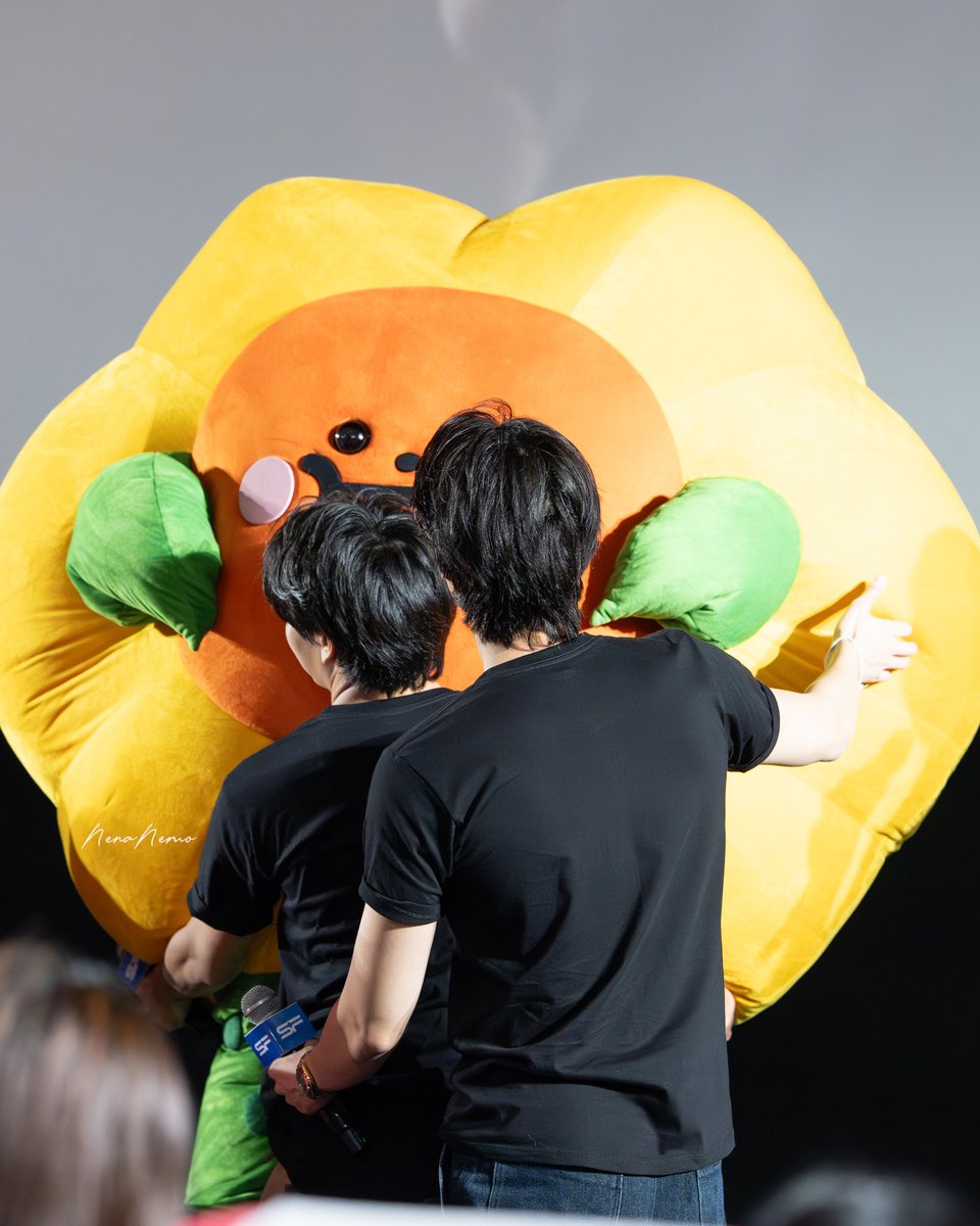 nenanemo_'s tweet photo. 🌻🌻🌻 family .. this is love , how they are taking care each other ♡

JOONGDUNK JAIDEE WEARS PRADA
#SFxJoongDunkJaidee

[07052026] https://t.co/ZTpuf5ANXU