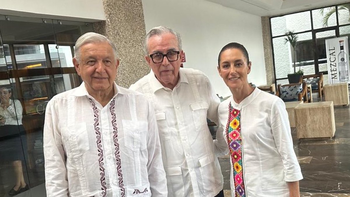 <a href="/arlinmedrano_/">Arlin Medrano</a> Si en una mesa se sientan un narco y dos presidentes que lo protegen, entonces en la mesa hay 3 narcos ...
