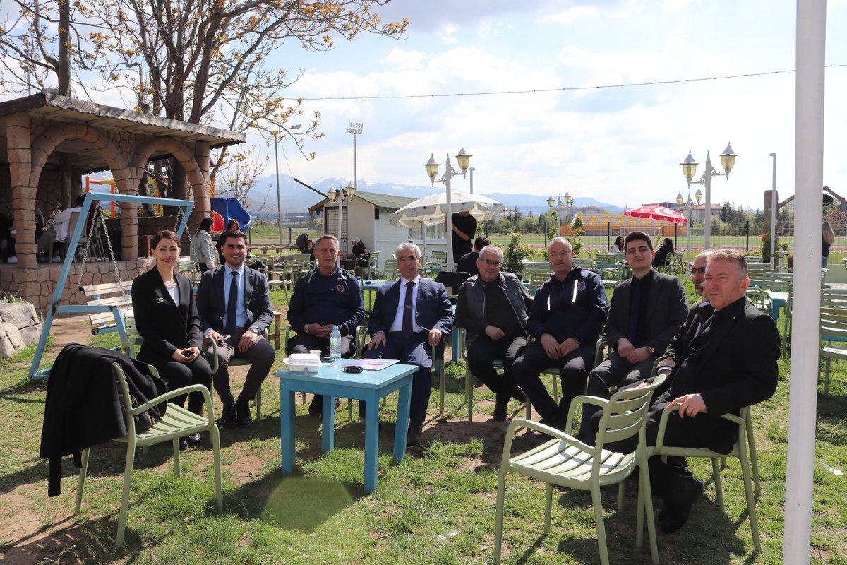 KayseriDSM's tweet photo. Geleceğimizin teminatı gençlerimizle bağımlılıkla mücadele konusunda farkındalık oluşturup bilinçlendirme çalışmaları yapmaktan memnuniyet duyduk. #BağımlılıklaMücadele #KayseriDenetimliSerbestlik #ÖzgürlükBağımsızlıkta https://t.co/ybxForGijP