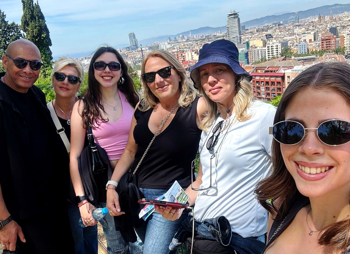 RHULEBasketball's tweet photo. RHULE WOMAN en Barcelona Parte 2. El viaje continúa, disfrutando de lugares emblemáticos de la Ciudad Condal, del Passeig de Colom y su Playa de la Barceloneta esperando la noche y expectantes, por la sorpresa que les depara al día siguiente. #baloncestofemenino #mujerydeporte https://t.co/5Qd84wOuEd
