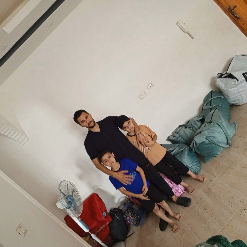 HusseinKullab1's tweet photo. هاي اللحظة كانت أصعب من أي كلام…
لما تركت بيتي في رفح وطلعت أنا وأطفالي بلا مأوى، انكسر شيء جواتي للأبد بيت دفعت فيه دم عمري راح، وشغلي راح، وكل تعب السنين راح بلحظة.

صارلنا عامين عايشين بين النزوح والخيام، بلا بيت وبلا أمان، وكأن حياتنا وحقوقنا ما إلها أي قيمة https://t.co/sqkITb3SCE