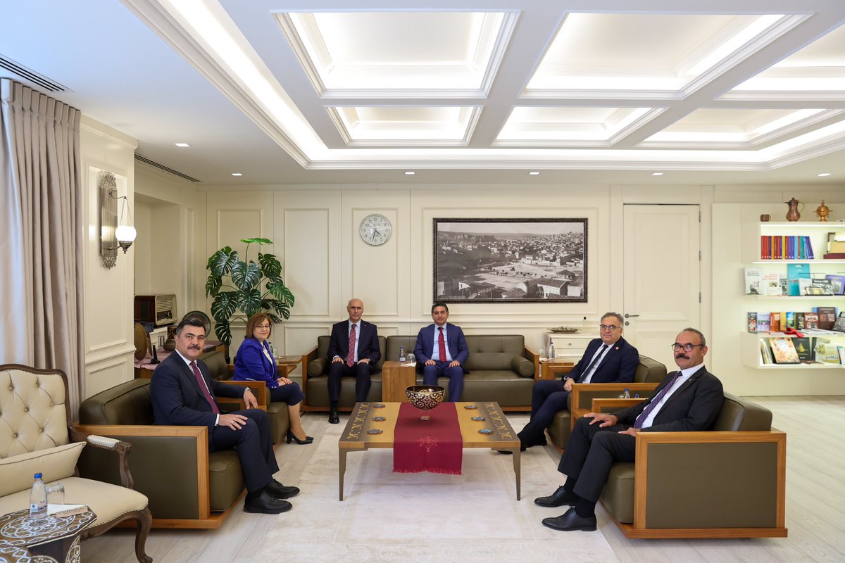 bulenttiryakii's tweet photo. Bir dizi resmî ziyaret kapsamında Gazi şehrimize gelen HSK Üyesi kıymetli akrabamız Alişan Tiryaki ile birlikte Gaziantep Büyükşehir Belediye Başkanı Fatma Şahin’i ziyaret ettik. https://t.co/WdOZg3QVVq