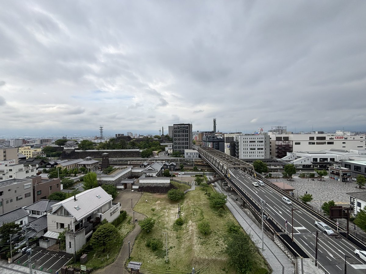 MOTIFplayer's tweet photo. 昨日は日中が暑く、夜は部屋の中が「もやっ」とした空気に。
寝苦しいなぁなんて感じる季節なんですね。
窓を開けて空気を入れ替えたらよく眠れましたが。

体のコンディションに気を向けながら、今日も生放送やっとります！

#909mybs https://t.co/3wfHdYoKd8
