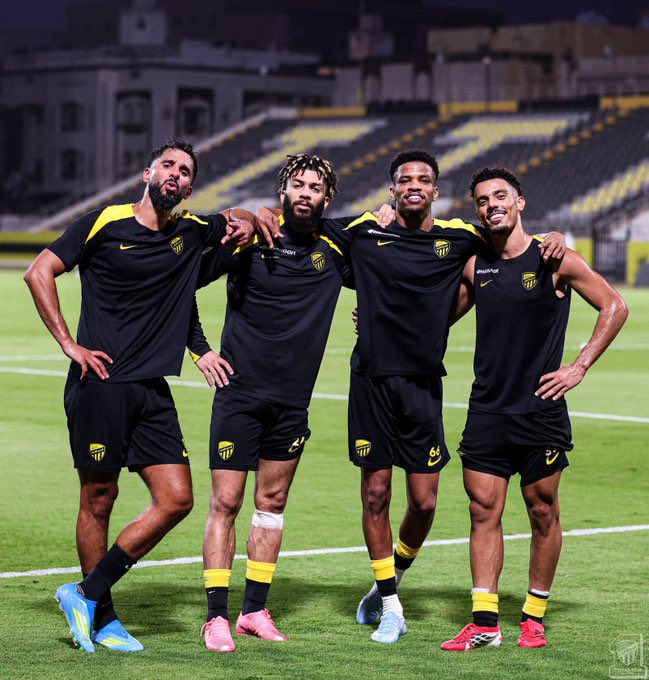 najeebinho's tweet photo. شهدت تدريبات #الاتحاد عودة اللاعب عبدالرحمن العبود بعد الاجتماع الأخير الذي عُقد خلال الأيام الماضية.

وبحسب المصادر، فإن عودة اللاعب للتدريبات الجماعية جاءت بطلب من المدرب سيرجو كونسيساو، و أن طريقة تعامل الجهاز الإداري مع الحالة ساهمت في تفاقم أزمة اللاعب خلال الايام الماضية. https://t.co/lNr4oNYT9C