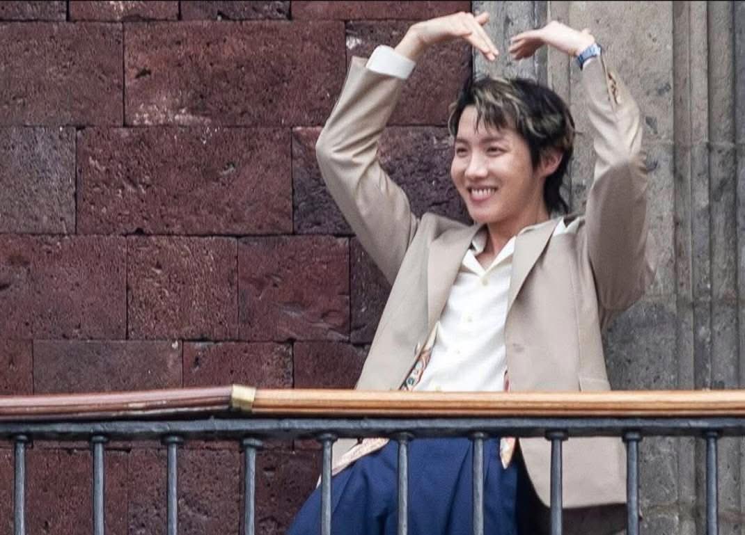 #historico 🔥
Este 6 de mayo #BTS llenó el Zócalo.
Más de 25,000 fans estuvieron presentes junto a la presidenta Claudia Sheinbaum desde los balcones de Palacio Nacional. 
#hookmx #ARMYS #mexico