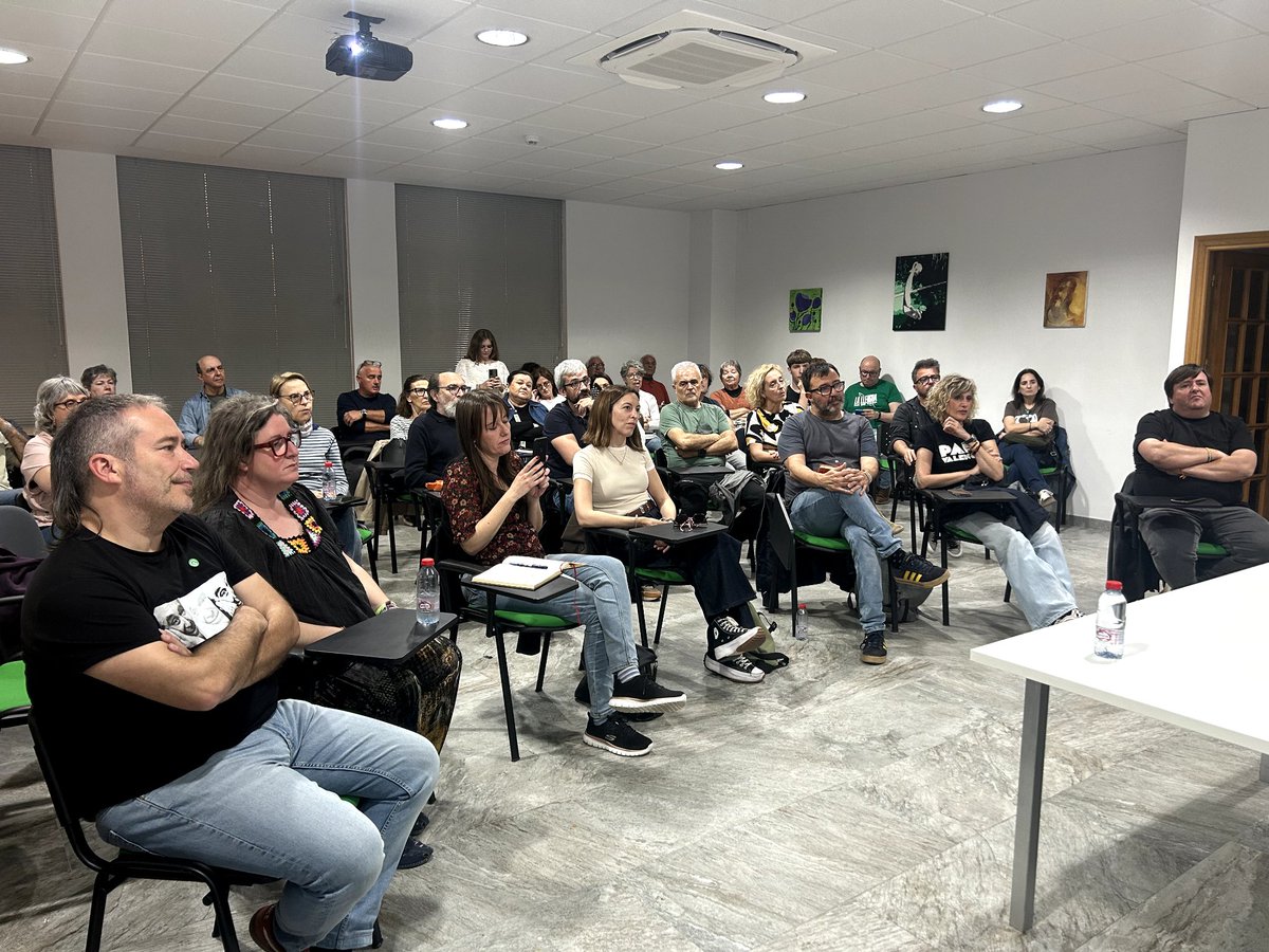 CompromisALMASS's tweet photo. No ho tindran fàcil! Els plantarem cara! Desenes de veïns i veïnes d'Almassora i també del Grau han abarrotat l'aforament de la xarrada de Carlos Arribas sobre els perills evidents la planta d'amoníac 'verd' que vol instal·lar-se al Serrallo. [...] 

(1/2) https://t.co/HGIng49FB3