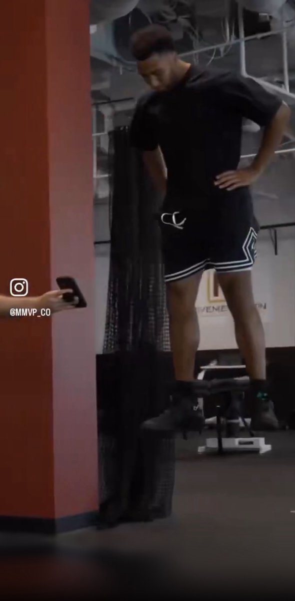 nestagraphics's tweet photo. This nigga learned how to levitate 😭😭😭 #HtownMade https://t.co/8YxDYQJuC6