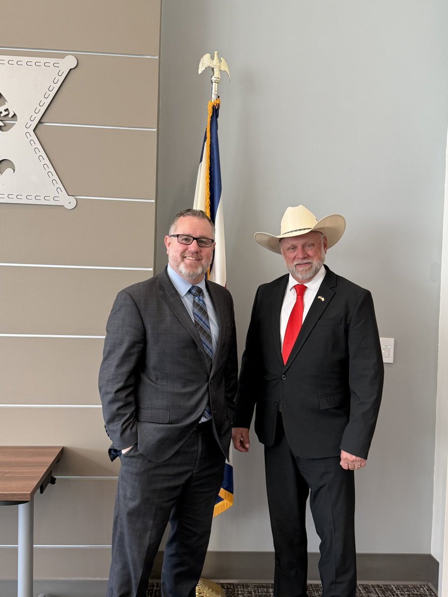 ewingforwv's tweet photo. Justice Ewing was in Putnam County this morning. Special thanks to County Clerk Brian Woods and Sheriff Bobby Eggleton for their hospitality. 

He also enjoyed meeting with Mayor Scott Edwards, County Commission President Andy Skidmore, and the folks with the City of Hurricane https://t.co/OgdcPLJotM