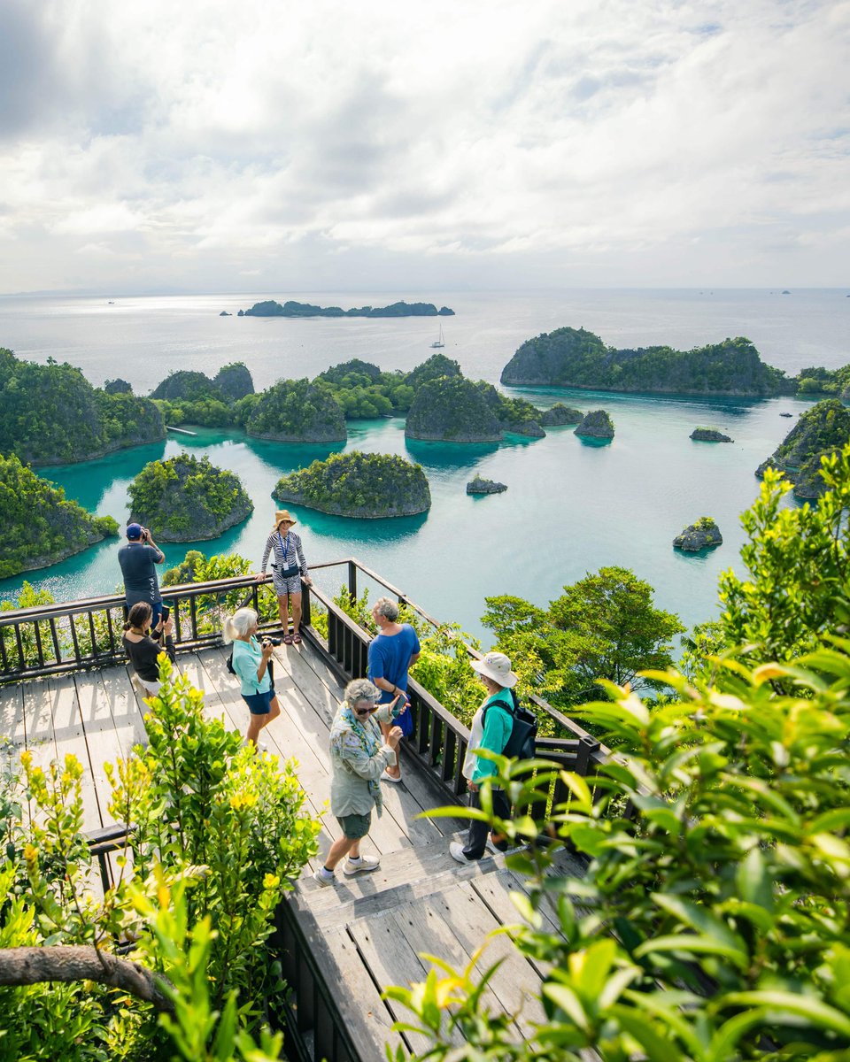 swanhellenic's tweet photo. Raja Ampat was unlike anything we've ever experienced, and now we understand why it leaves you in awe. The vibrant colors, the captivating vibes, and everything we encountered felt truly unique. https://t.co/qvalGpPBSY