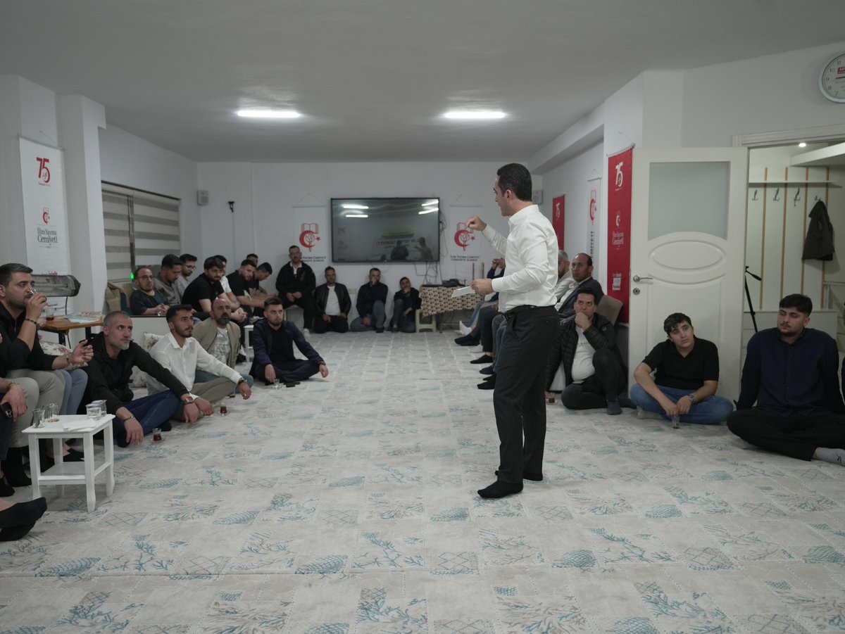 mesuttokur's tweet photo. Bu hafta genç kardeşlerimizle İlim Yayma Cemiyeti çatısı altında bir araya gelmenin ve hasbihal etmenin huzurunu yaşadık.

Allah ve Resûlü’ne, vatanımıza ve milletimize olan sevgimizi paylaştık; dünü, bugünü ve yarını konuştuk. Büyüklerimizle gençlerimiz arasındaki güçlü bağları muhafaza etmenin ve daha da kuvvetlendirmenin ne kadar kıymetli olduğunu bir kez daha hatırladık.

Misafirperverlikleri  için  İlim Yayma Cemiyeti Osmaniye Şubesi Başkanı Şeyhmus Katar ve kıymetli yönetimine ayrıca katkı sunan herkese gönülden teşekkür ediyorum.