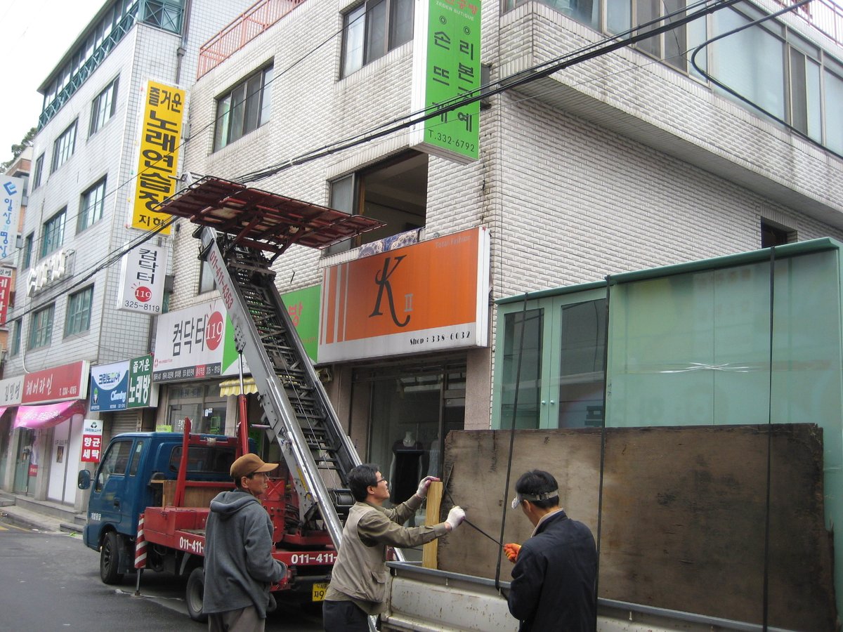 TokyoJim's tweet photo. @ItsKasum I guess these (as seen in Seoul) don’t go high enough. https://t.co/WTvBtMFIj8