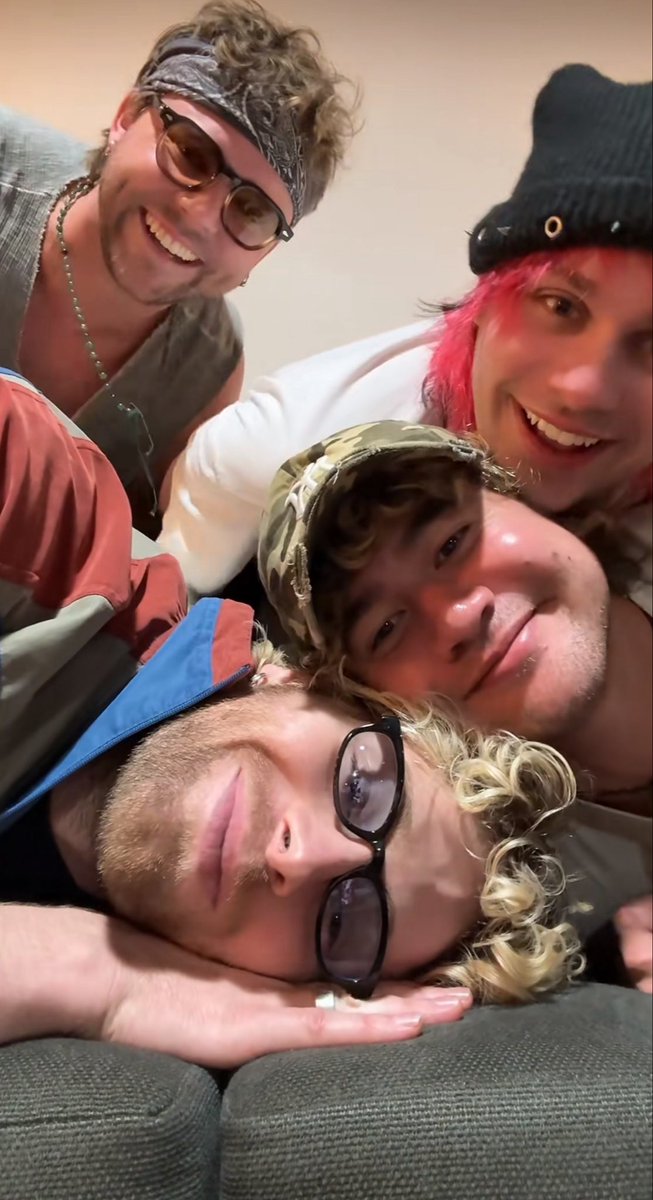 lil ★ 卌 saw 5SOS tweet media