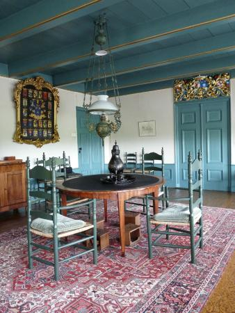 Friespunt's tweet photo. #Hjoed yn 1713 waard it Popta-gasthûs yn #Marsum iepene. It wie bedoeld foar de húsfesting fan allinnichsteande âldere froulju. It telde doe 28 lytse wenten, en is -mei in bytsje feroare yndieling- noch hieltyd yn gebrûk, ûnder tafersjoch fan 4 fâden.
#FryskX https://t.co/wuNyLAb3Nr