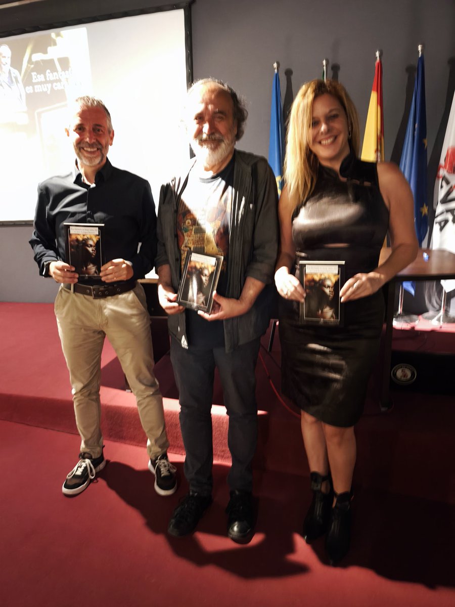MuseodeNerja's tweet photo. Hoy hemos disfrutado de la presentación de la novela de Francisco Javier Rodríguez "Esa fantasía es muy cara, rey" publicada por @Edicion_AZIMUT. Una historia policial, con tintes de humor que se desarrolla en un Madrid imaginario. Felices. https://t.co/aZZ8CU5wkW