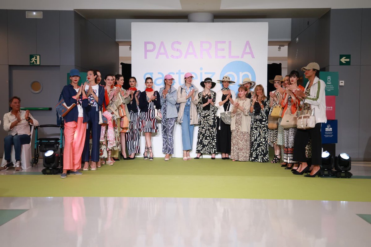 pasarelagon's tweet photo. 𝐌𝐎𝐃𝐀 𝐌𝐀𝐑𝐈𝐀 𝐉𝐄𝐒𝐔𝐒

📍Portal de Foronda, 32

Una temporada que se llena de vida y color, con tonos como el coral y el verde jade que iluminan cada paso.
 
Tejidos fluidos, estampados que se mueven contigo y conjuntos pensados para que te sientas tú misma. https://t.co/4p8D2RxYlW