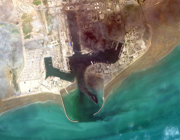 Glancedecoded's tweet photo. 🚨 IRAN DIRECTLY THREATENS THE UAE 🇮🇷⚠️🇦🇪
Tasnim News: Tehran warns the UAE will "pay the price" if found to have been involved in attacks on Qeshm Island -Iran's strategic fortress controlling the Strait of Hormuz
#Iran #UAE #QeshmIsland #StraitOfHormuz #BreakingNews #MiddleEast https://t.co/iX41SoXbfp