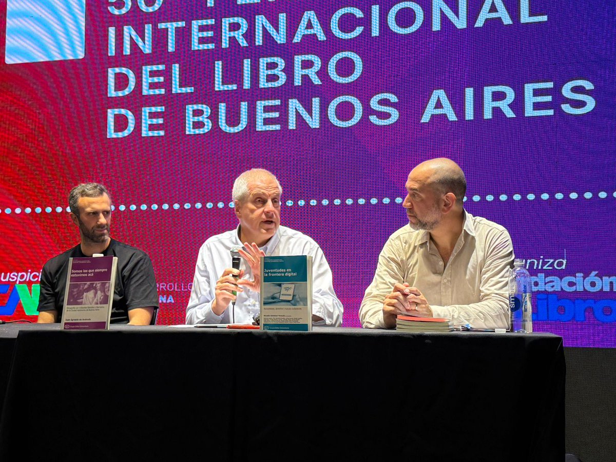 _CLACSO's tweet photo. 📣Las juventudes argentinas hoy: tendencias, perspectivas, debates – Presentación 4 nuevos títulos de la colección en #FILBA
👥Participaron: Jaime Perczyk (Rector @unahurlingham ), @pablovommaro Director de la Colección y Director Ejecutivo de CLACSO) y autoras y autores de la colección
🖇️Más info de CLACSO en #FILBA https://t.co/zWfNi8fvlB
📚Los primeros 50 libros de la colección pueden encontrarse en acceso abierto en la bilbioteca de clacso https://t.co/kCQL4a3Jrm
