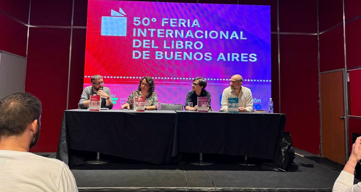 _CLACSO's tweet photo. 📣Las juventudes argentinas hoy: tendencias, perspectivas, debates – Presentación 4 nuevos títulos de la colección en #FILBA
👥Participaron: Jaime Perczyk (Rector @unahurlingham ), @pablovommaro Director de la Colección y Director Ejecutivo de CLACSO) y autoras y autores de la colección
🖇️Más info de CLACSO en #FILBA https://t.co/zWfNi8fvlB
📚Los primeros 50 libros de la colección pueden encontrarse en acceso abierto en la bilbioteca de clacso https://t.co/kCQL4a3Jrm
