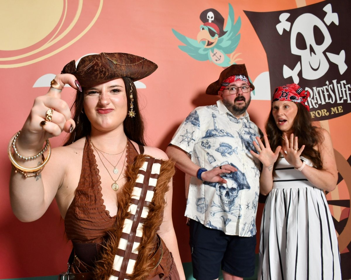 _nerfherder7's tweet photo. “Can someone get this big walking carpet out of my way” 🏴☠️💫
Pirates Night on the @DisneyCruise only means one thing- @starwars x Pirates 🌟
#starwars #disney #disneycruiseline #starwarsstyle #piratesnight https://t.co/CCumcqmPpy