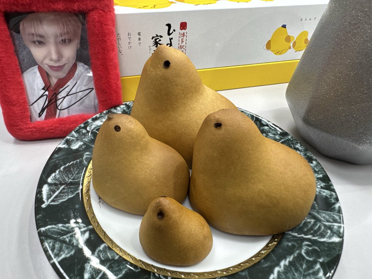 ちょっと休憩☕️
この間、博多に行った時に買ったひよこ家族かわいい😍 父・母・兄・妹ひよこがいて、兄ひよこが通常のひよこと同じサイズ🐥 妹ひよこが小さくてめっちゃかわいい🐣